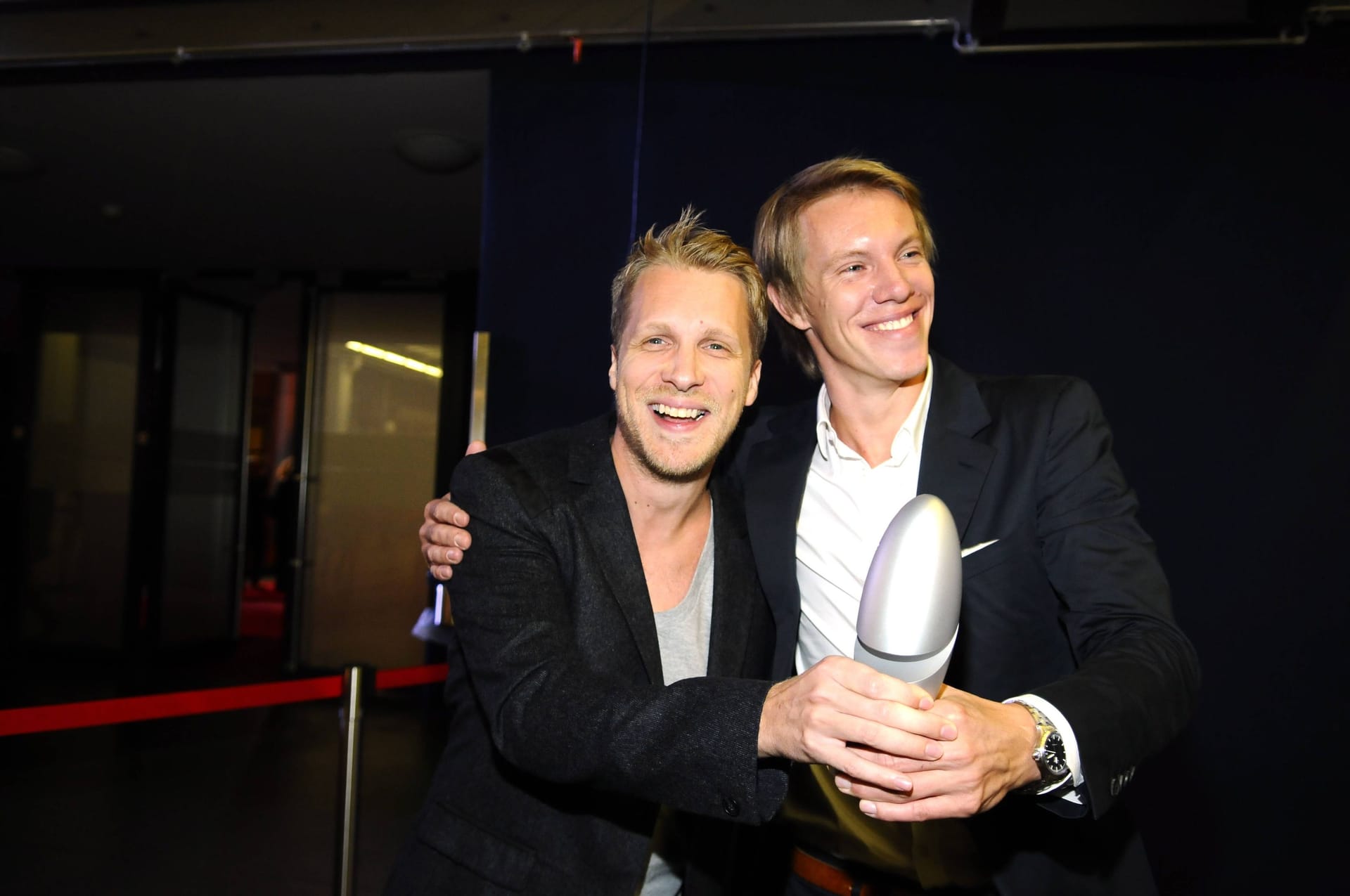 Oktober 2012: Oliver Pocher gratuliert Simon Gosejohann zum Gewinn des Deutschen Comedy Preises.