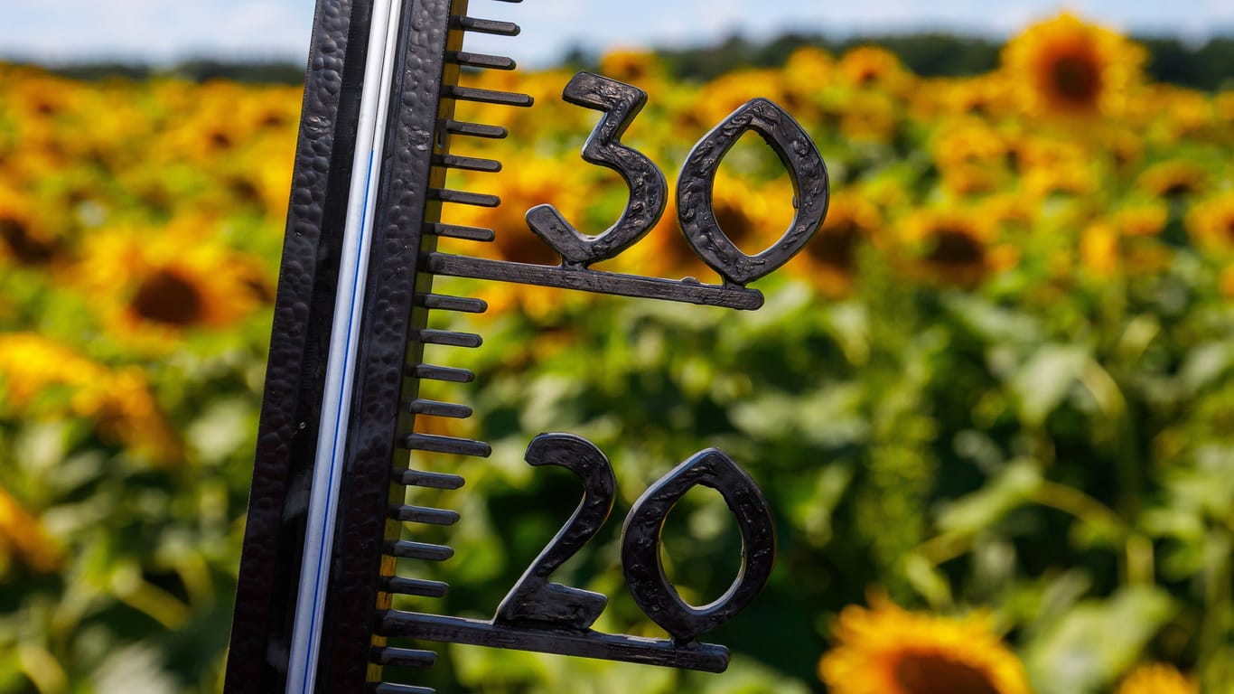 Ein Thermometer zeigt mehr als 30 Grad an (Symbolbild): Wie lange bleibt es in Bremen noch sommerlich?