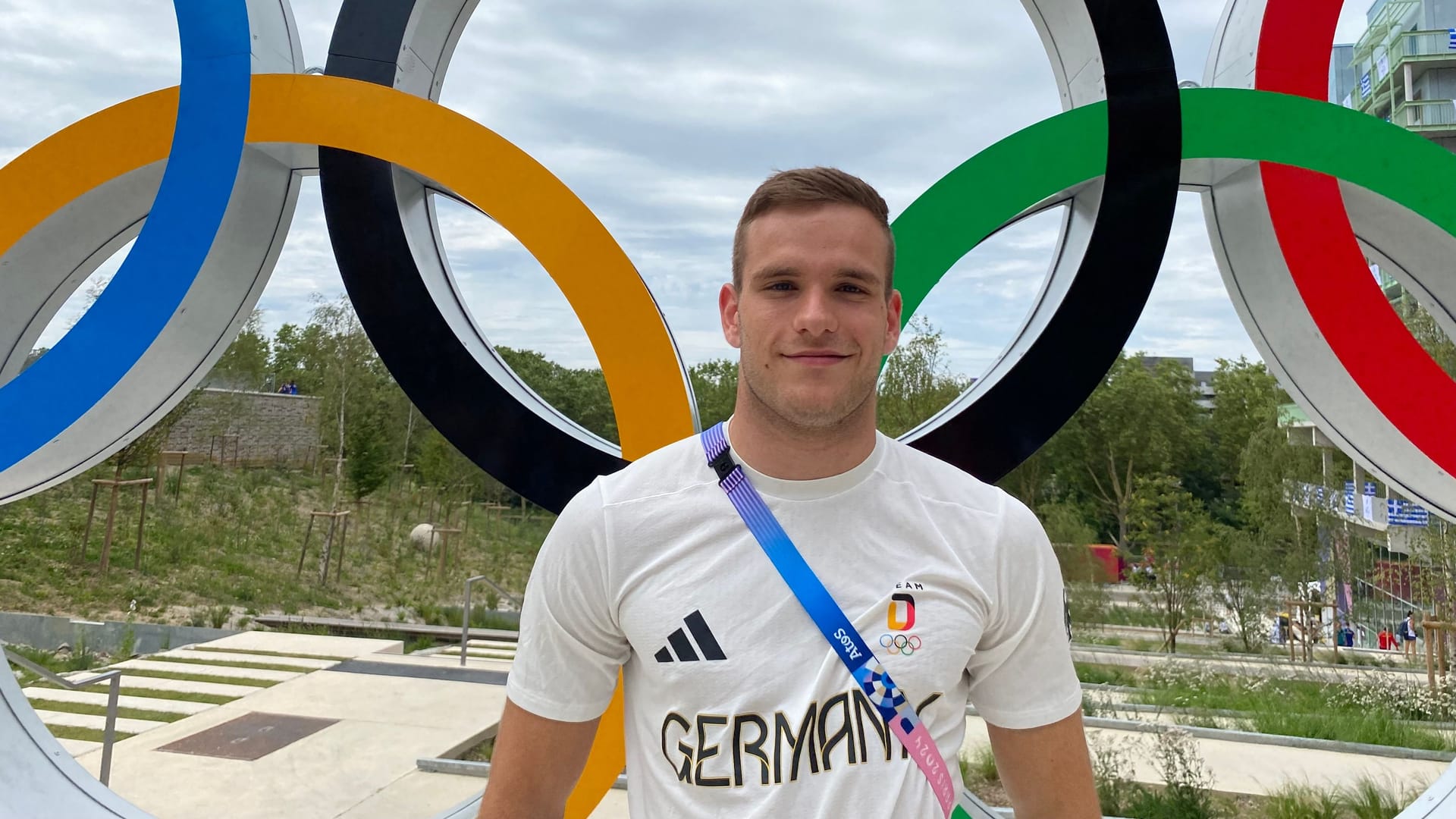 Wasserspringer Moritz Wesemann läuft auch mal zu Fuß zur Trainingshalle.