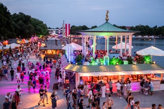 Besucher beim Maschseefest: Die Veranstaltung findet 2024 zum 37. Mal statt.