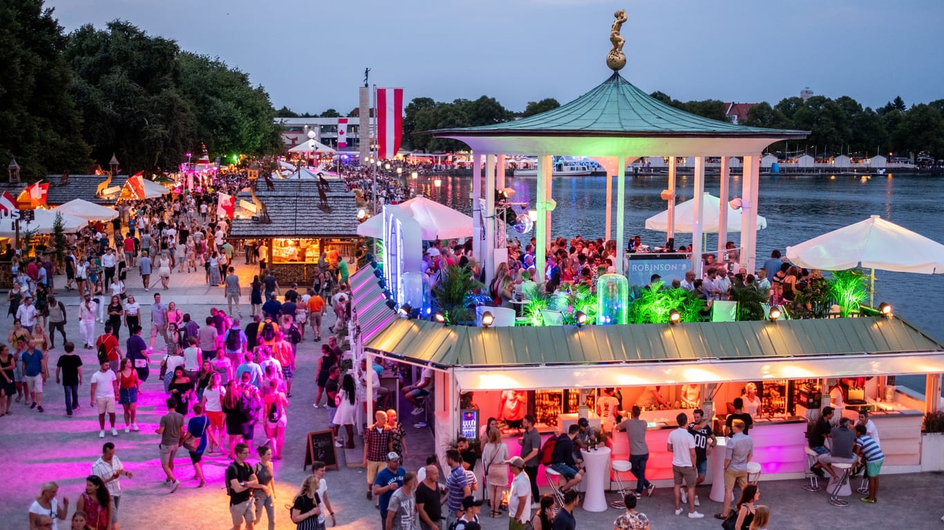 Besucher beim Maschseefest: Die Veranstaltung findet 2024 zum 37. Mal statt.