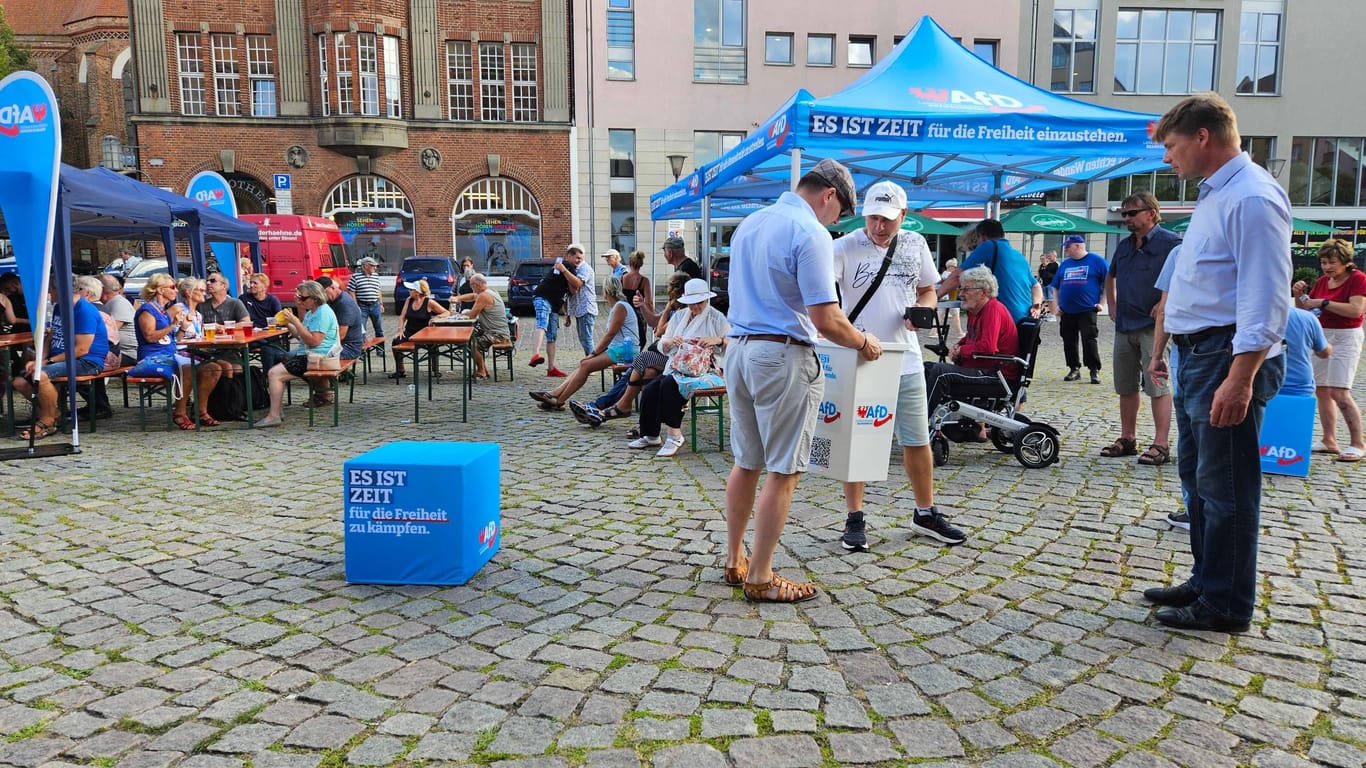 Spenden sammeln nach der Veranstaltung: AfD-Abgeordneter Steffen Kotré (r.) neben der Spendenbox.