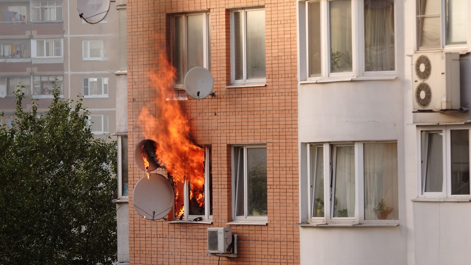 Feuer in einer Wohnung bricht durchs Fenster