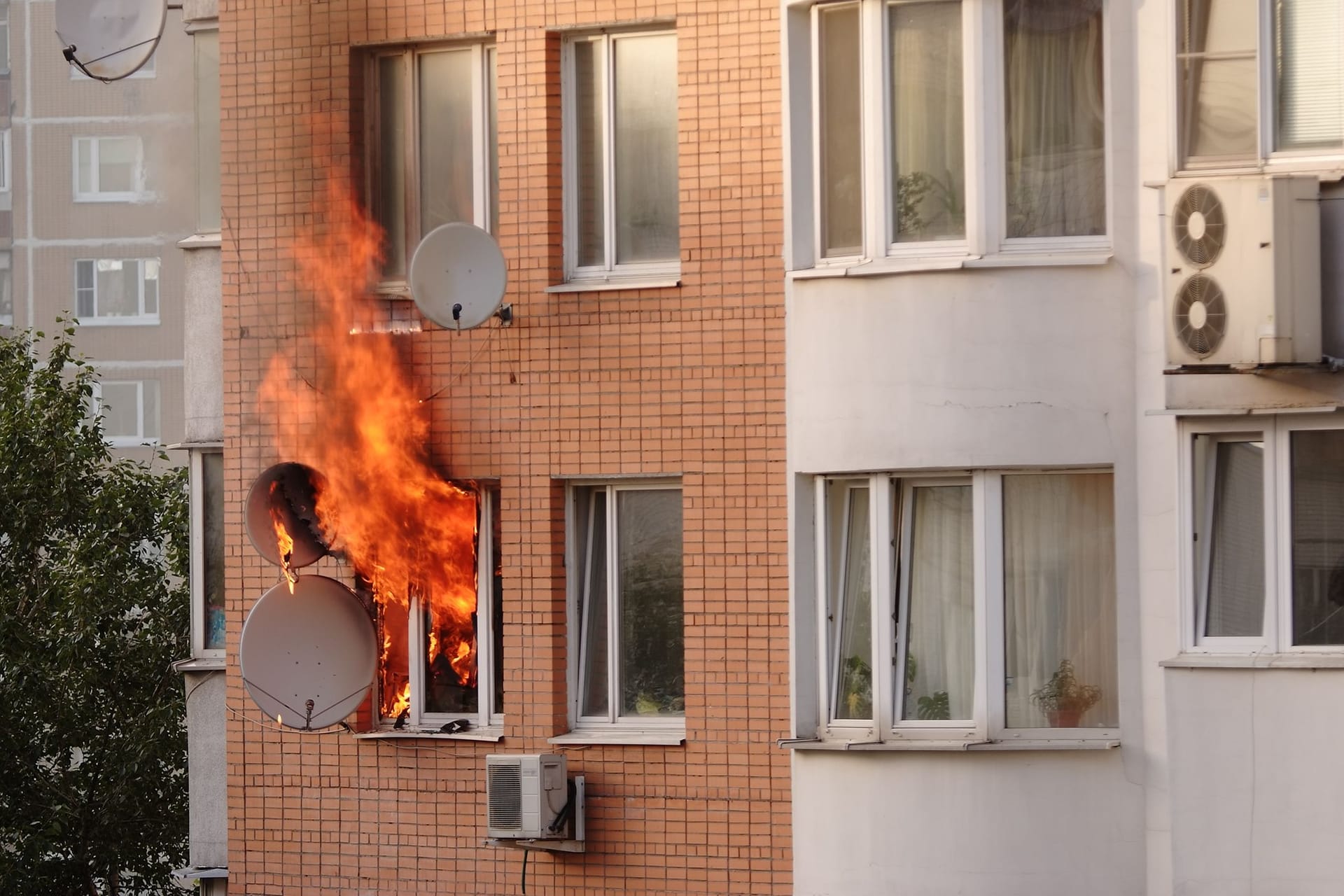 Feuer in einer Wohnung bricht durchs Fenster