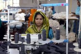 Steigende Kleiderpreise wegen Krise in Bangladesch?