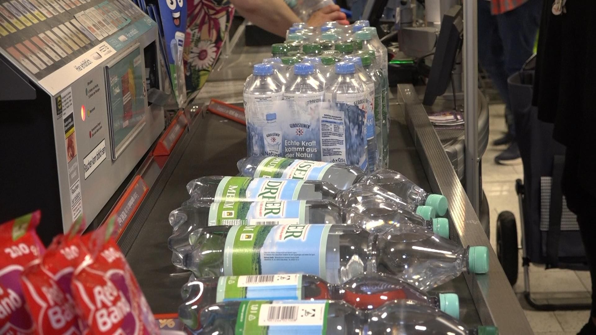 Große Nachfrage nach Wasser in einem Mechernicher Supermarkt: Am Abend suchten viele Supermarktkunden nach Wasserflaschen.