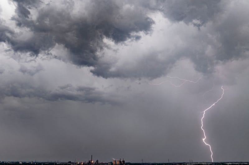 Ein Gewitter mit Blitzen und dunklen Wolken (Symbolbild): Am Mittwoch kann es Dortmund erneut ungemütlich werden.