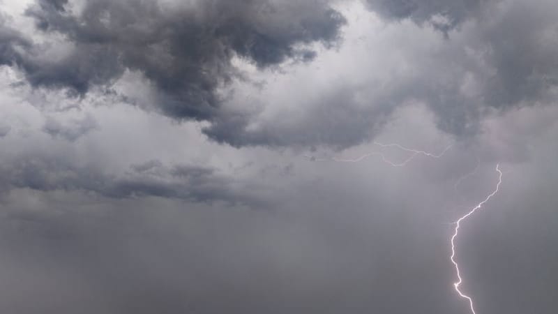 Ein Gewitter mit Blitzen und dunklen Wolken (Symbolbild): Am Mittwoch kann es Dortmund erneut ungemütlich werden.