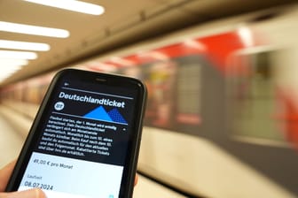 Das vergünstigte Deutschlandticket soll Schüler entlasten, doch die müssen sich gedulden.