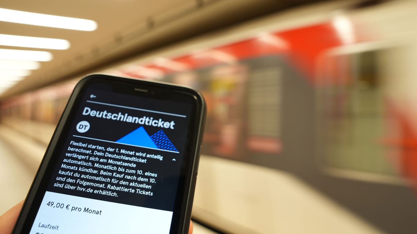 Das vergünstigte Deutschlandticket soll Schüler entlasten, doch die müssen sich gedulden.