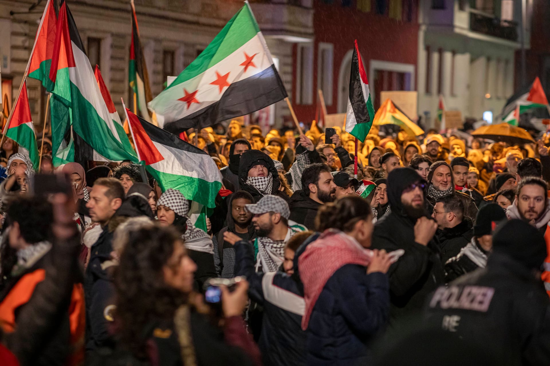 Eine Pro-Palästina-Demo in Berlin (Archivbild): Bei einer Veranstaltung wurden zehn Polizisten verletzt.