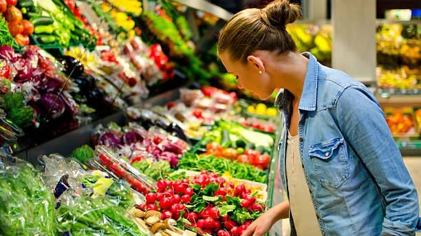 Obst- und Gemüseregal im Supermarkt: Je nach Farbe enthalten Früchte und Gemüse unterschiedliche Inhaltsstoffe, die sogenannten sekundären Pflanzenstoffe.