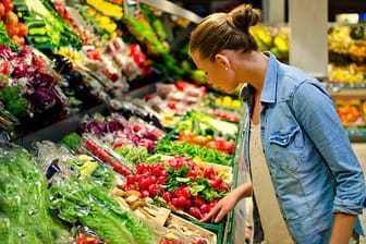 Obst- und Gemüseregal im Supermarkt: Je nach Farbe enthalten Früchte und Gemüse unterschiedliche Inhaltsstoffe, die sogenannten sekundären Pflanzenstoffe.