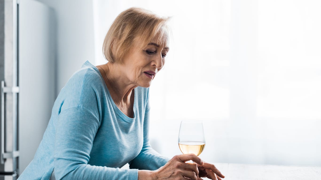 Eine Frau mit einem Glas Wein