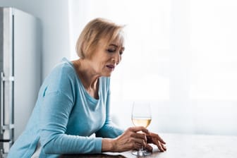 Eine Frau mit einem Glas Wein