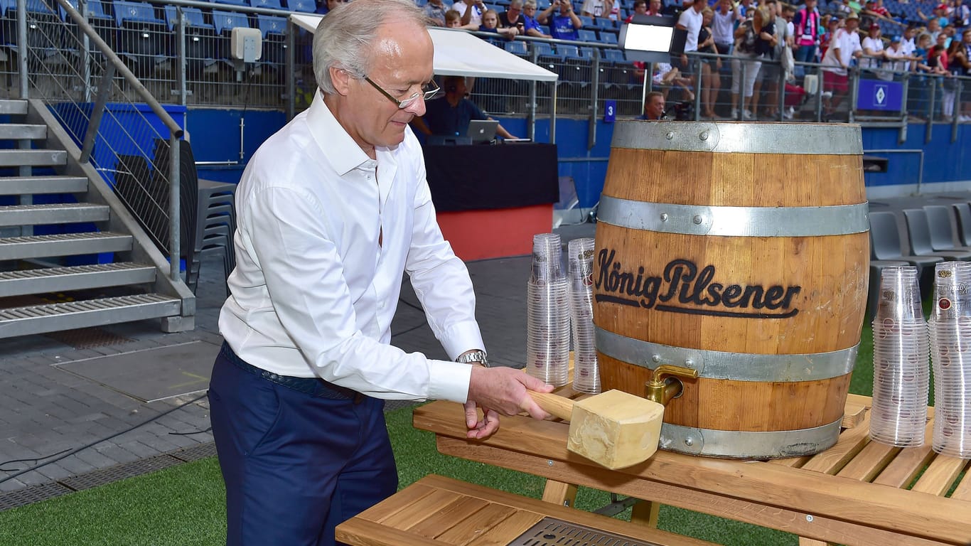 HSV-Manager Bernd Wehmeyer sticht vor einem Spiel ein Fass Bier an (Archivbild): Am Samstag erwartet der Verein 57.000 durstige Fans.