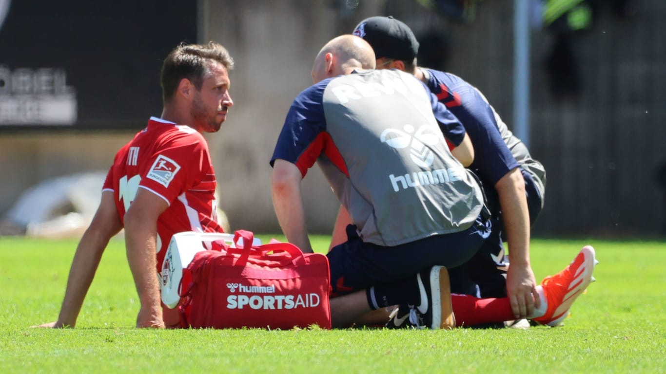 Mark Uth musste nach nur wenigen Minuten auf dem Feld sein Comeback abbrechen.