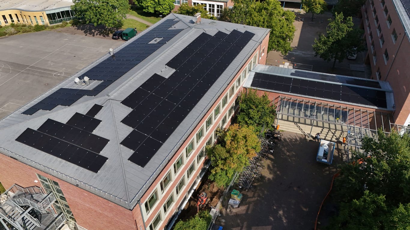 Die Solaranlage an der Hulda-Pankok-Gesamtschule verfügt über eine Leistung von 118 Kilowatt-Peak.