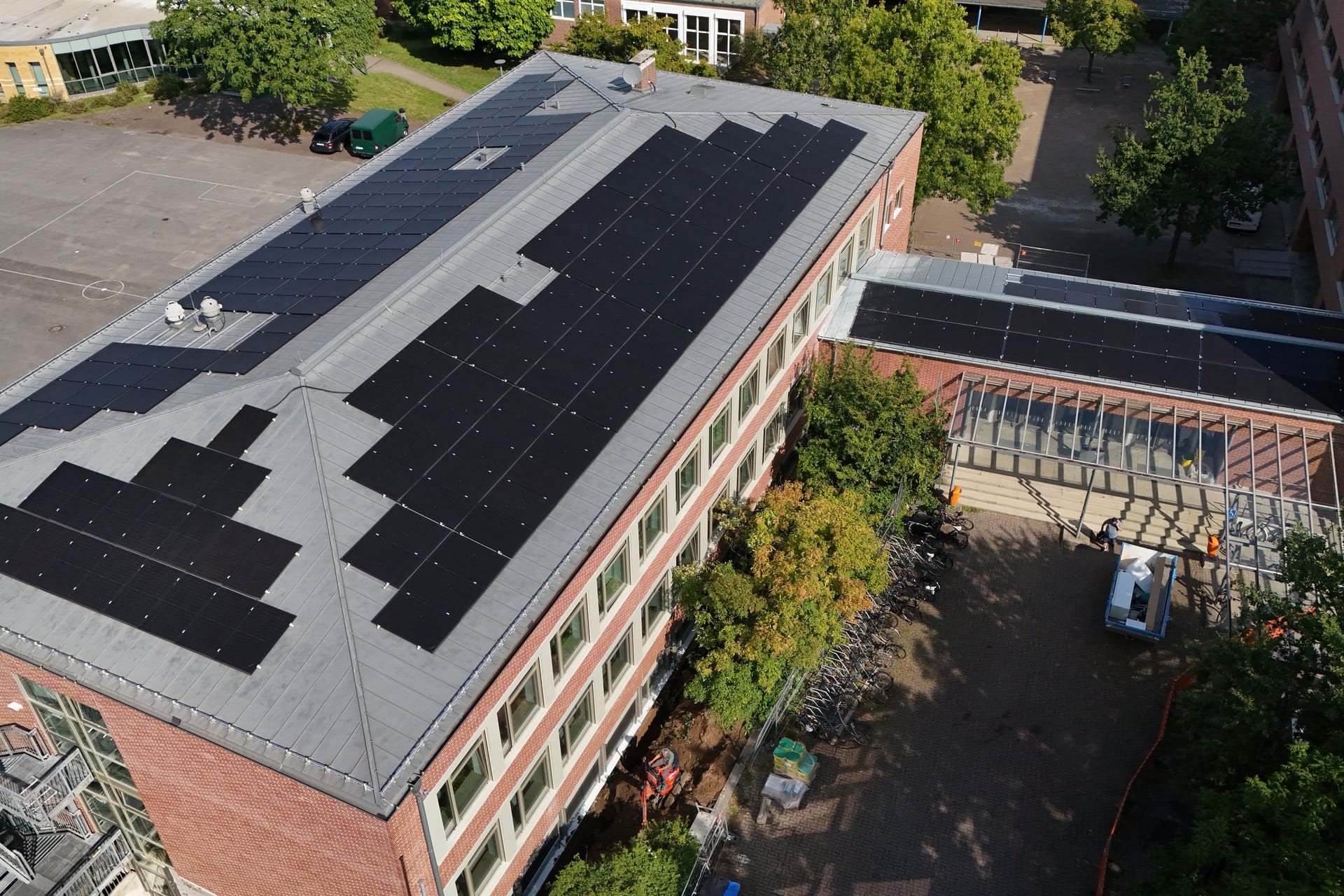 Die Solaranlage an der Hulda-Pankok-Gesamtschule verfügt über eine Leistung von 118 Kilowatt-Peak.