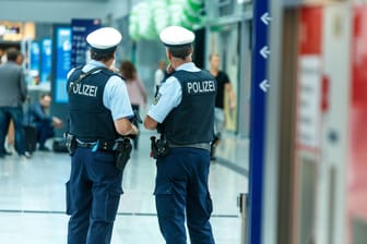 Zwei Beamte der Bundespolizei an einem Bahnhof (Symbolbild):