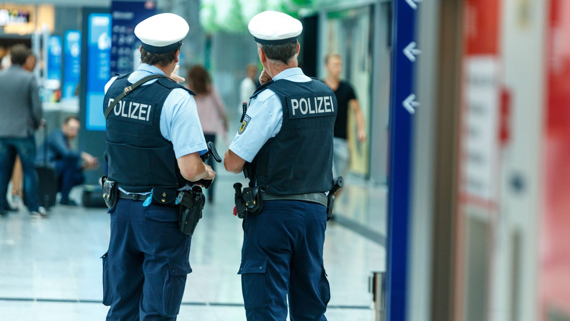 Zwei Beamte der Bundespolizei an einem Bahnhof (Symbolbild):