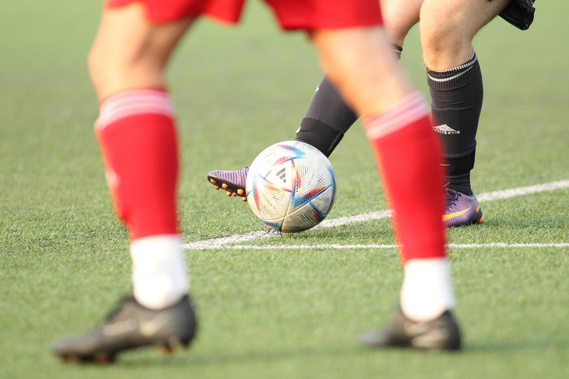 Szene aus einem Fußballspiel (Archivbild): In Berlin ist ein Streit bei einem Match eskaliert.