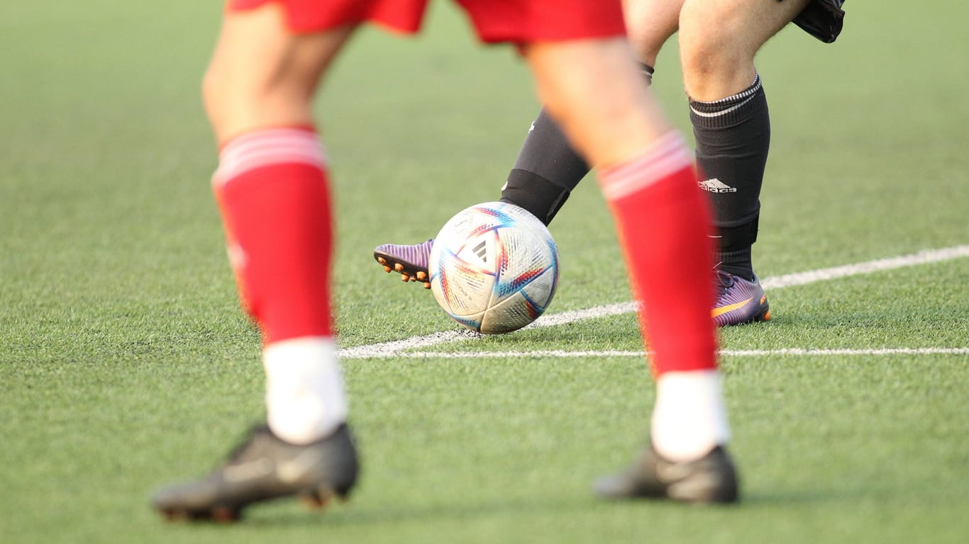 Szene aus einem Fußballspiel (Archivbild): In Berlin ist ein Streit bei einem Match eskaliert.