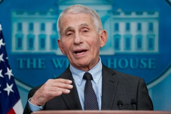 Fauci ruft bei letztem Auftritt im Weißen Haus zum Impfen auf