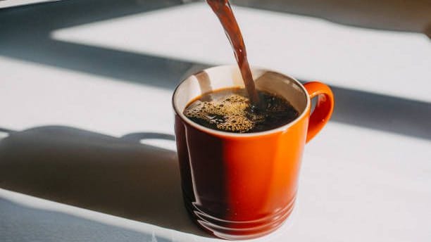 Heißer Kaffee: Ein hoher Säuregehalt kann Magen-Darm-Beschwerden verursachen.