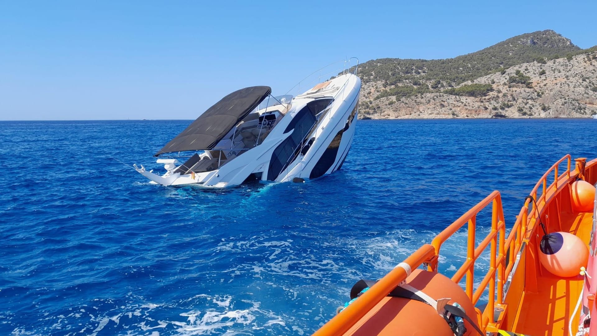 Unglück vor Mallorca: Eine Jacht sank aus bislang unbekannten Gründen.