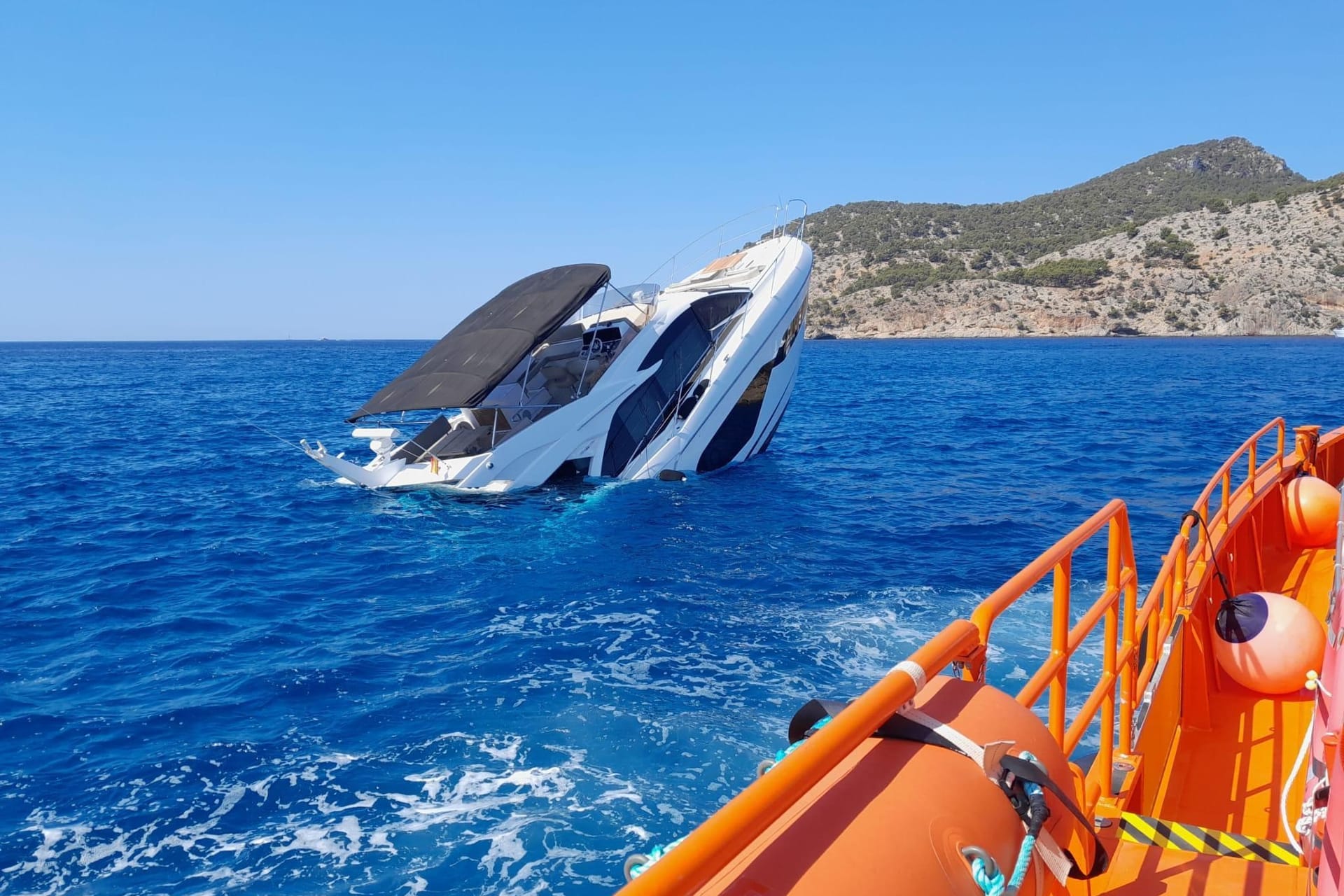 Unglück vor Mallorca: Eine Jacht sank aus bislang unbekannten Gründen.