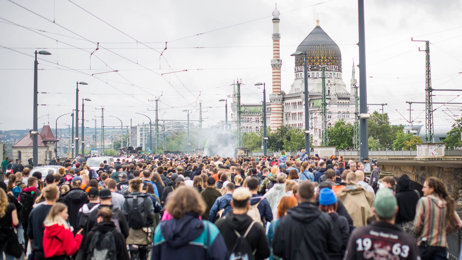 Die Tanzdemo "Tolerade" überquert die Marienbrücke (Archivbild):