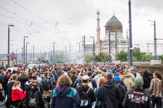 Die Tanzdemo "Tolerade" überquert die Marienbrücke (Archivbild):