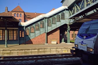 Personenüberführung des Harburger Bahnhofs: Hier soll der Verdächtige die Tat begangen haben.