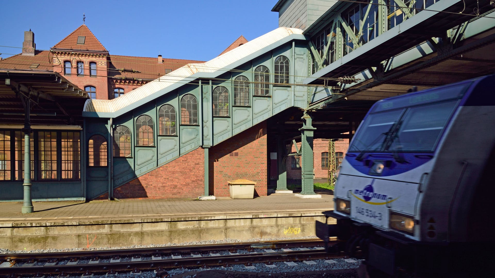 Personenüberführung des Harburger Bahnhofs: Hier soll der Verdächtige die Tat begangen haben.