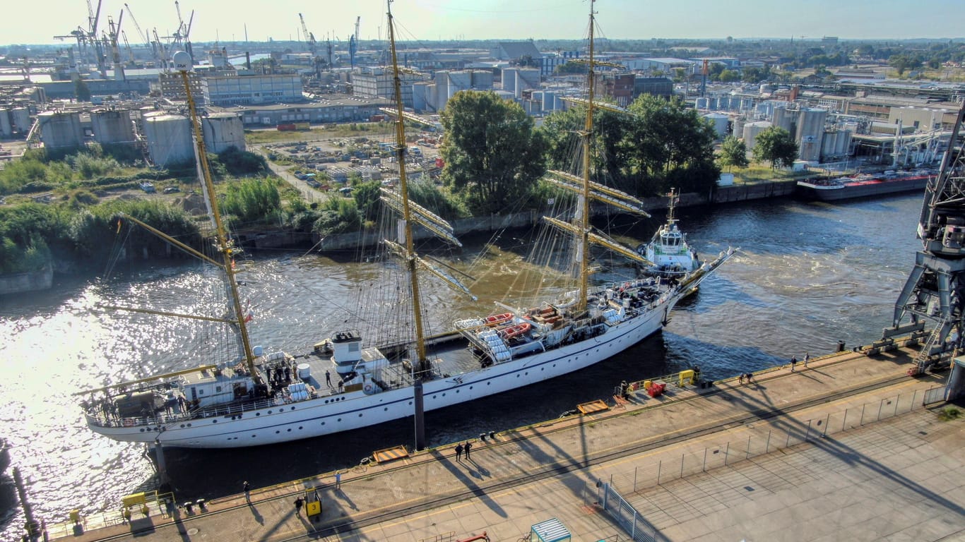 Die "Gorch Fock" in der Norderwerft: Die offizielle Andockung ist für Mittwoch geplant.