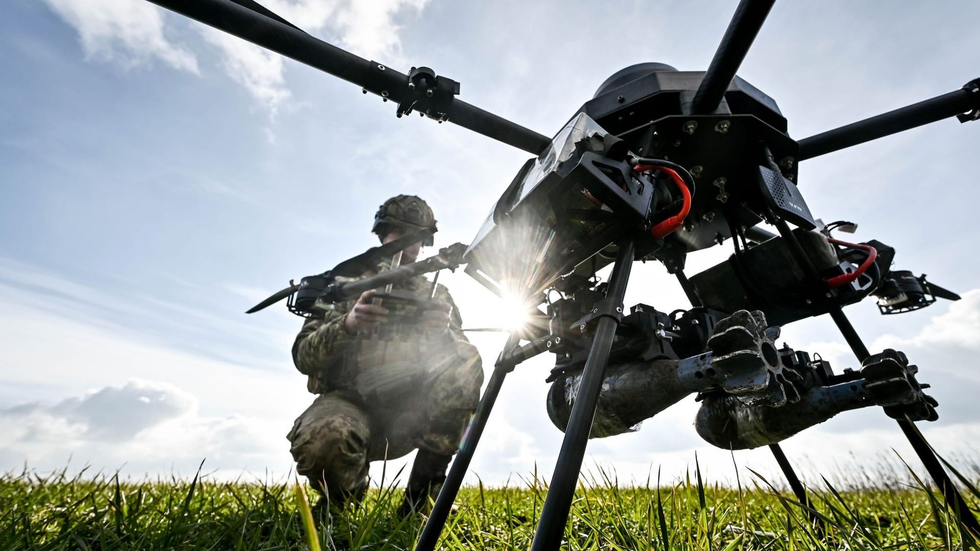 Ein Soldat startet eine Drohne, die eine Nutzlast von bis zu 15 kg hat und mit einer Wärmebildkamera ausgestattet ist.