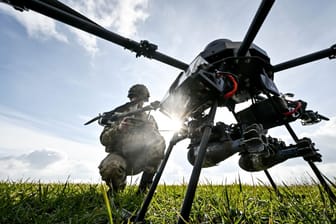 Ein Soldat startet eine Drohne, die eine Nutzlast von bis zu 15 kg hat und mit einer Wärmebildkamera ausgestattet ist.