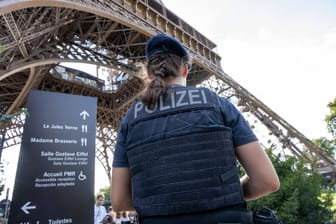 Eine Polizistin unter dem Eiffelturm in Paris: Eine paralympische Sportlerin wird gesucht.