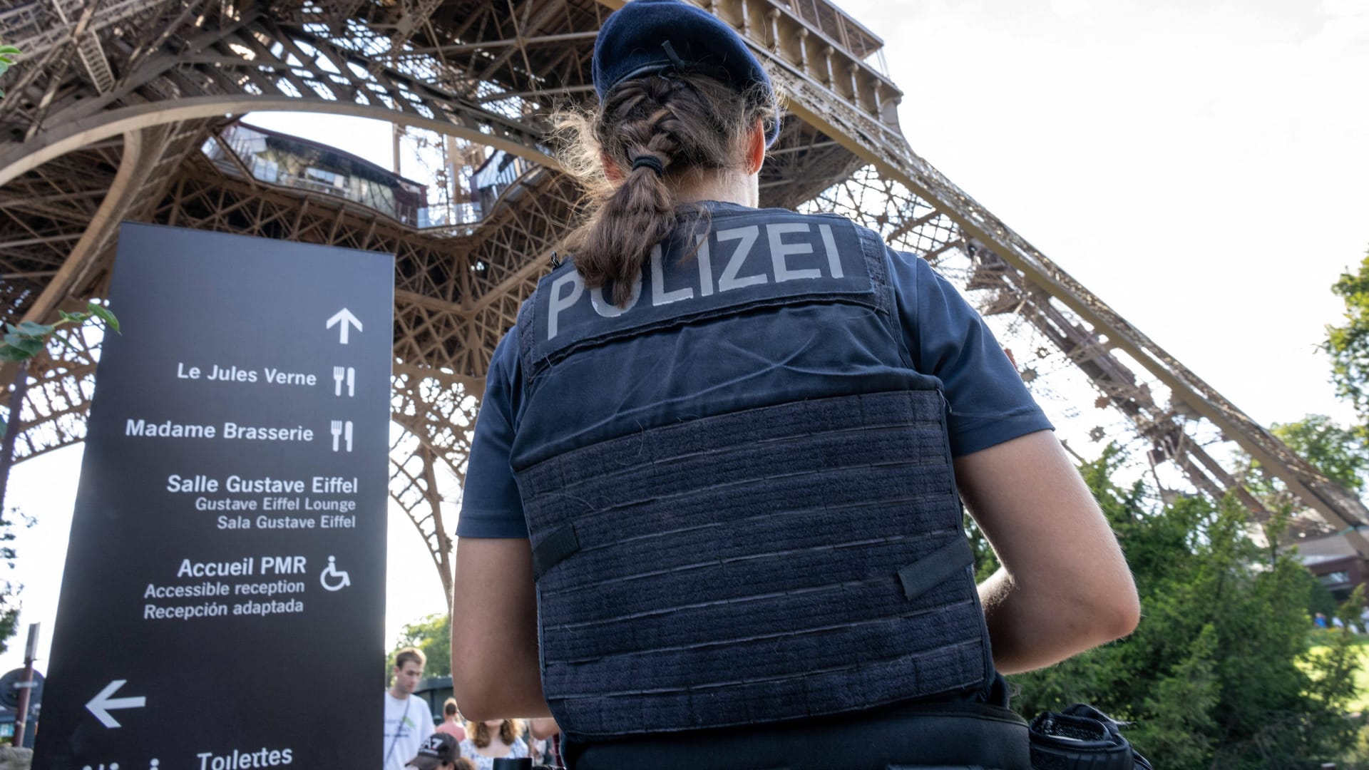 Eine Polizistin unter dem Eiffelturm in Paris: Eine paralympische Sportlerin wird gesucht.