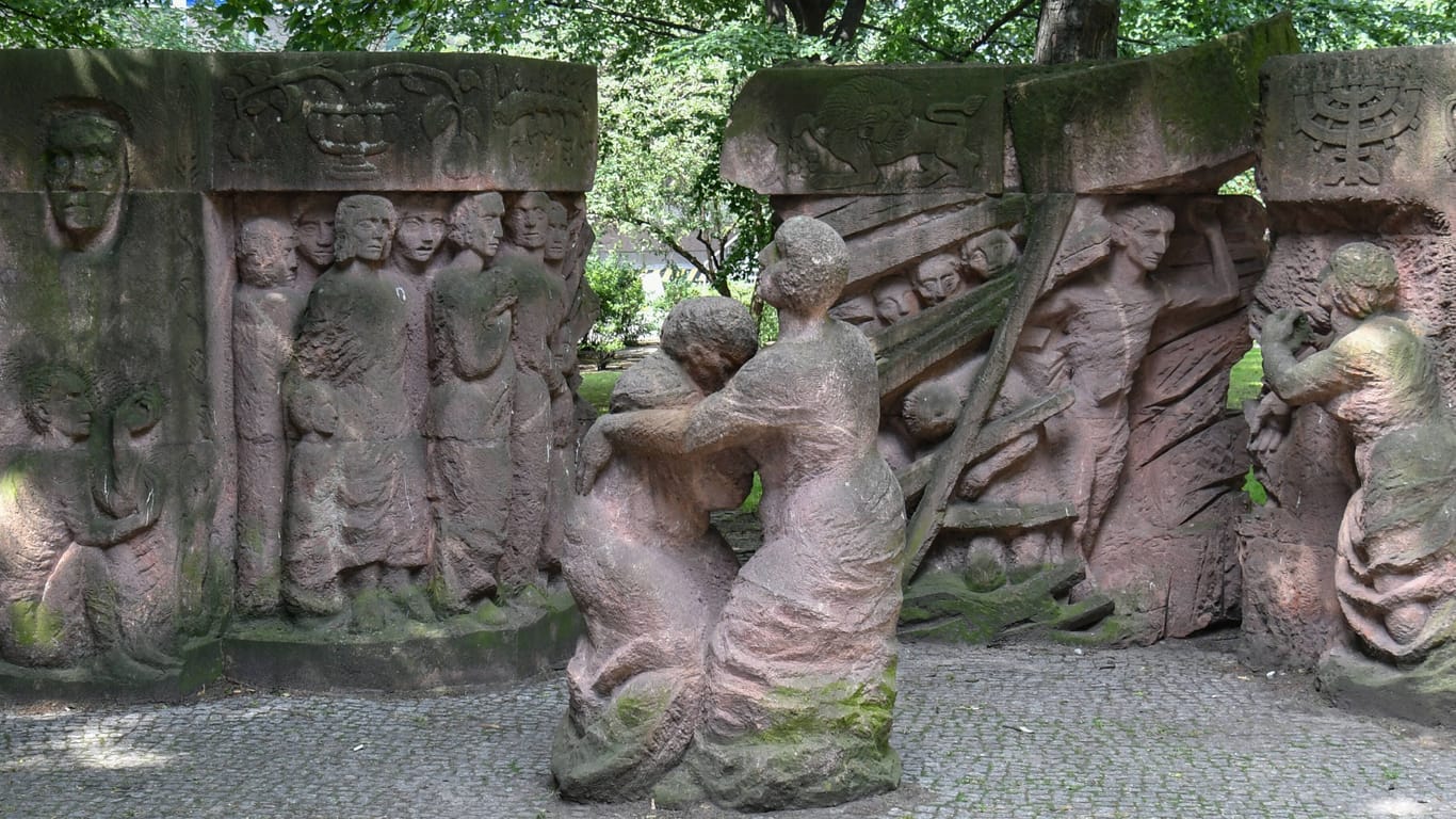 Das Denkmal "Frauenprotest 1943": Es erinnert an die Frauen, die 1943 in der Rosenstrasse in Berlin tagelang gegen die Inhaftierung ihrer jüdischen Ehemänner protestierten.