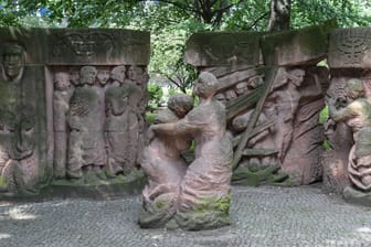 Das Denkmal "Frauenprotest 1943": Es erinnert an die Frauen, die 1943 in der Rosenstrasse in Berlin tagelang gegen die Inhaftierung ihrer jüdischen Ehemänner protestierten.