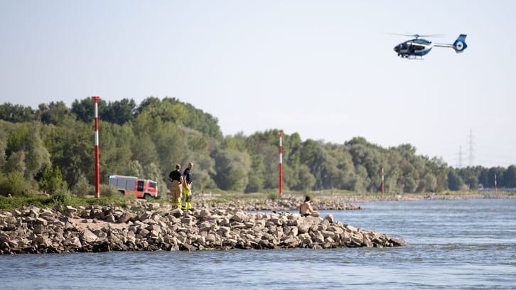 Einsatz am Rhein (Archivbild): Eine Jugendliche und eine Frau sind in dem Fluss untergegangen. Nach ihnen wird weiterhin gesucht.