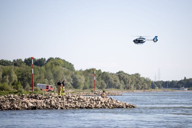 Einsatz am Rhein (Archivbild): Eine Jugendliche und eine Frau sind in dem Fluss untergegangen. Nach ihnen wird weiterhin gesucht.