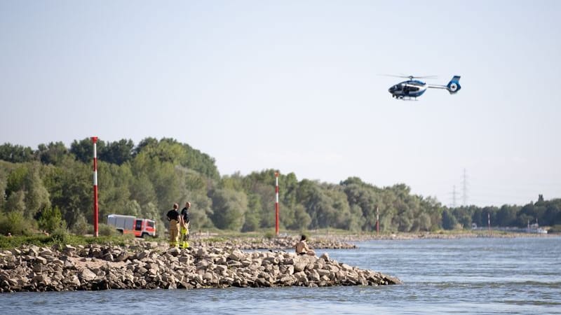 Einsatz am Rhein (Archivbild): Eine Jugendliche und eine Frau sind in dem Fluss untergegangen. Nach ihnen wird weiterhin gesucht.