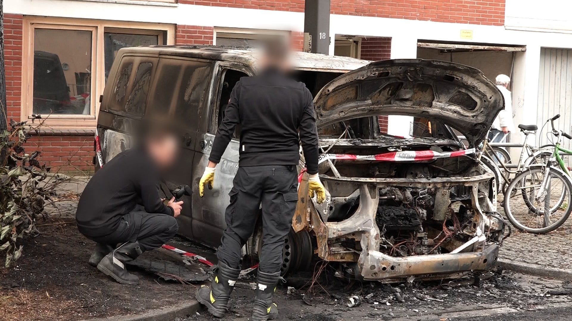 Beamte suchen am ausgebrannten Transporter nach Spuren: Die Polizei vermutet einen politischen Hintergrund Beamte suchen am ausgebrannten Transporter nach Spuren: Die Polizei vermutet einen politischen Hintergrund