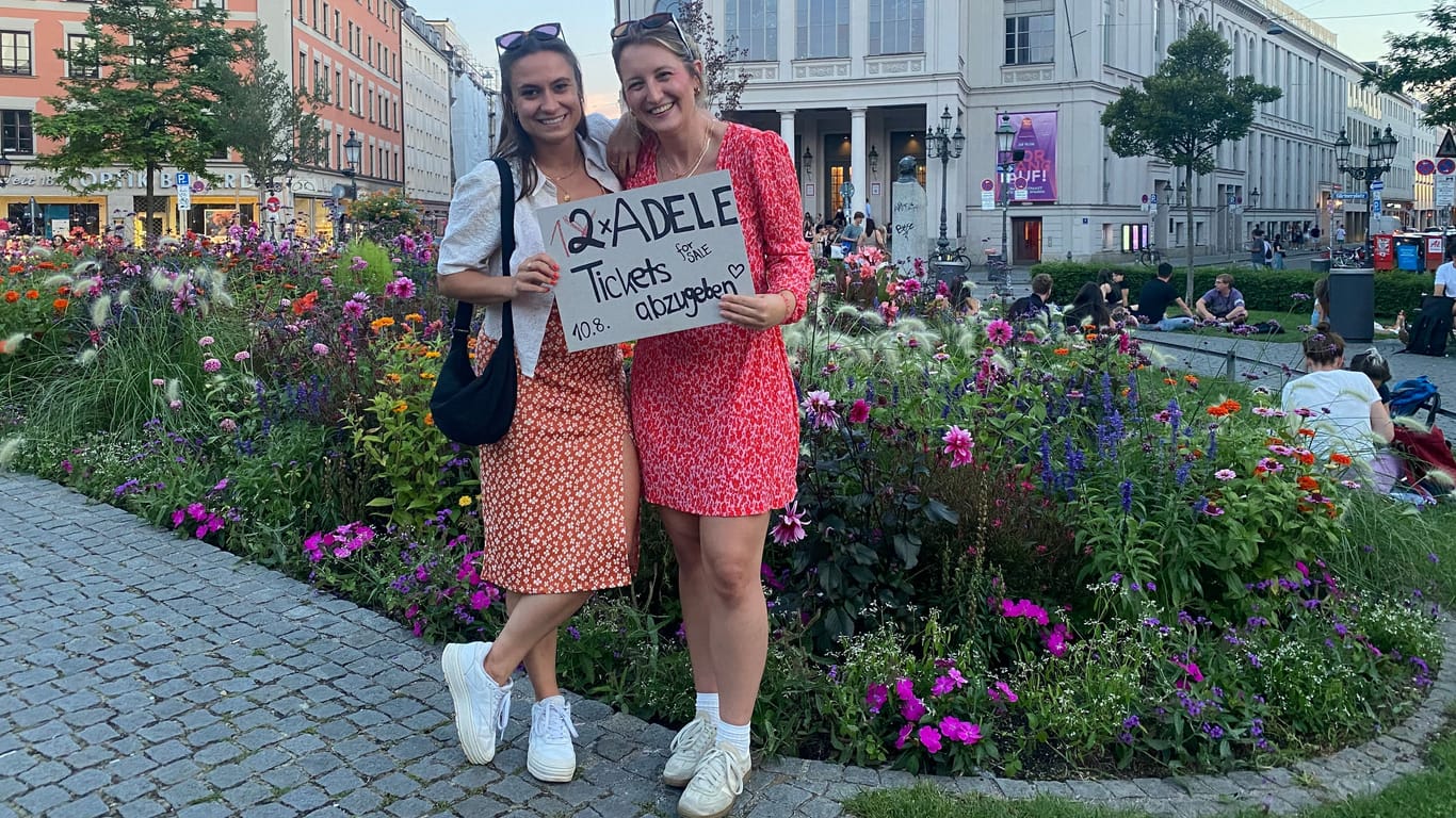 Pia Etzold und Malou Linke aus Berlin haben einen kreativen Weg gefunden, um zwei Adele Tickets zu verkaufen.