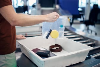 Sicherheitskontrolle am Flughafen: Die neuen CT-Scanner dürfen nicht mehr genutzt werden.