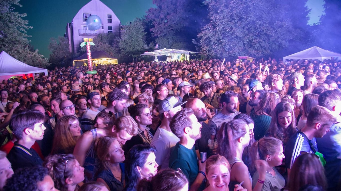 Besucher des Kimiko Festivals: Auf die Bühne vor dem Ludwig Forum passen nur etwa 3.000 Besucher.