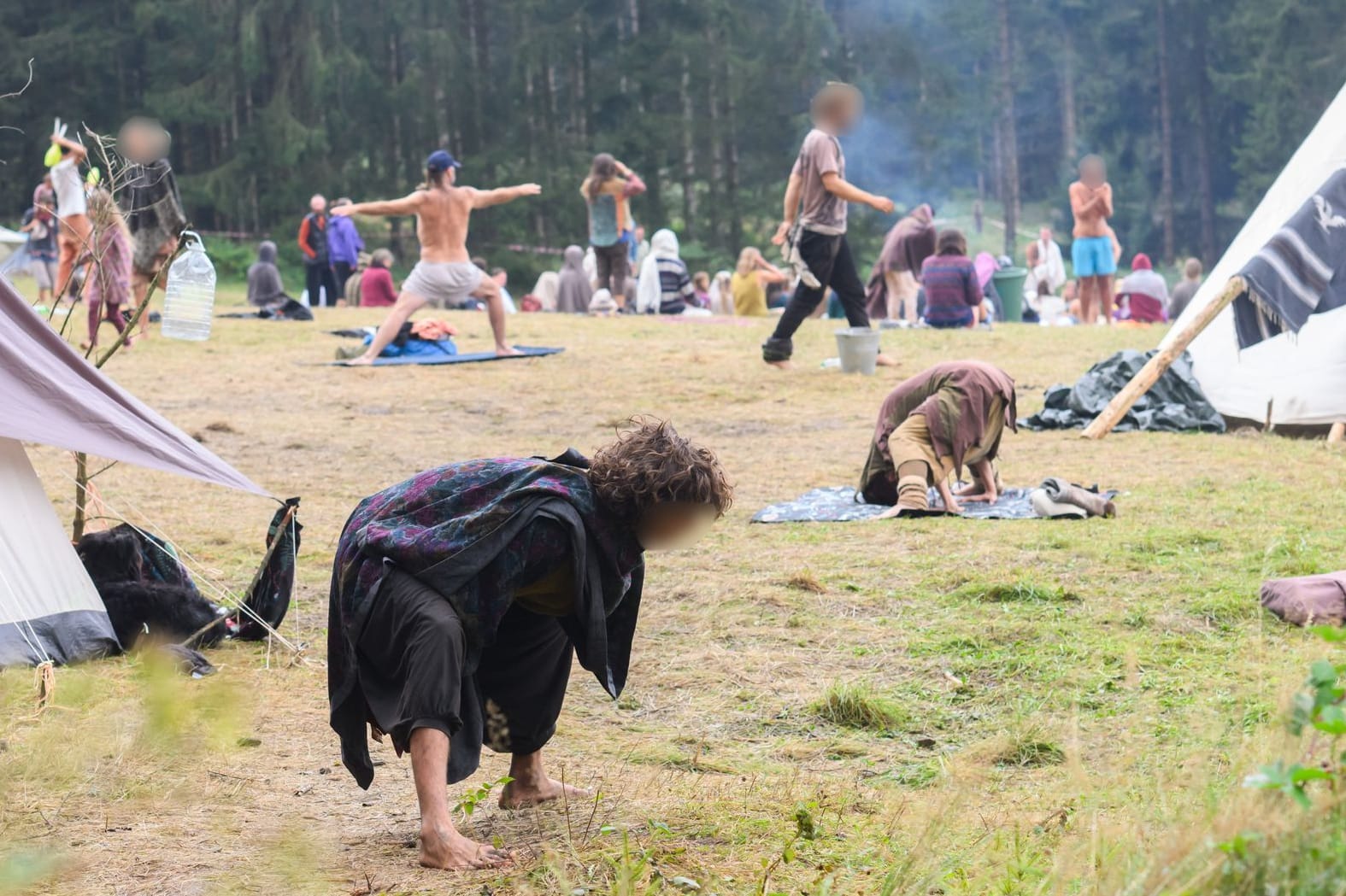 Teilnehmer verweilen bei einem illegalen Zeltlager im Harz. Im Harz campten rund 1.500 Menschen aus aller Welt mitten im Wald.